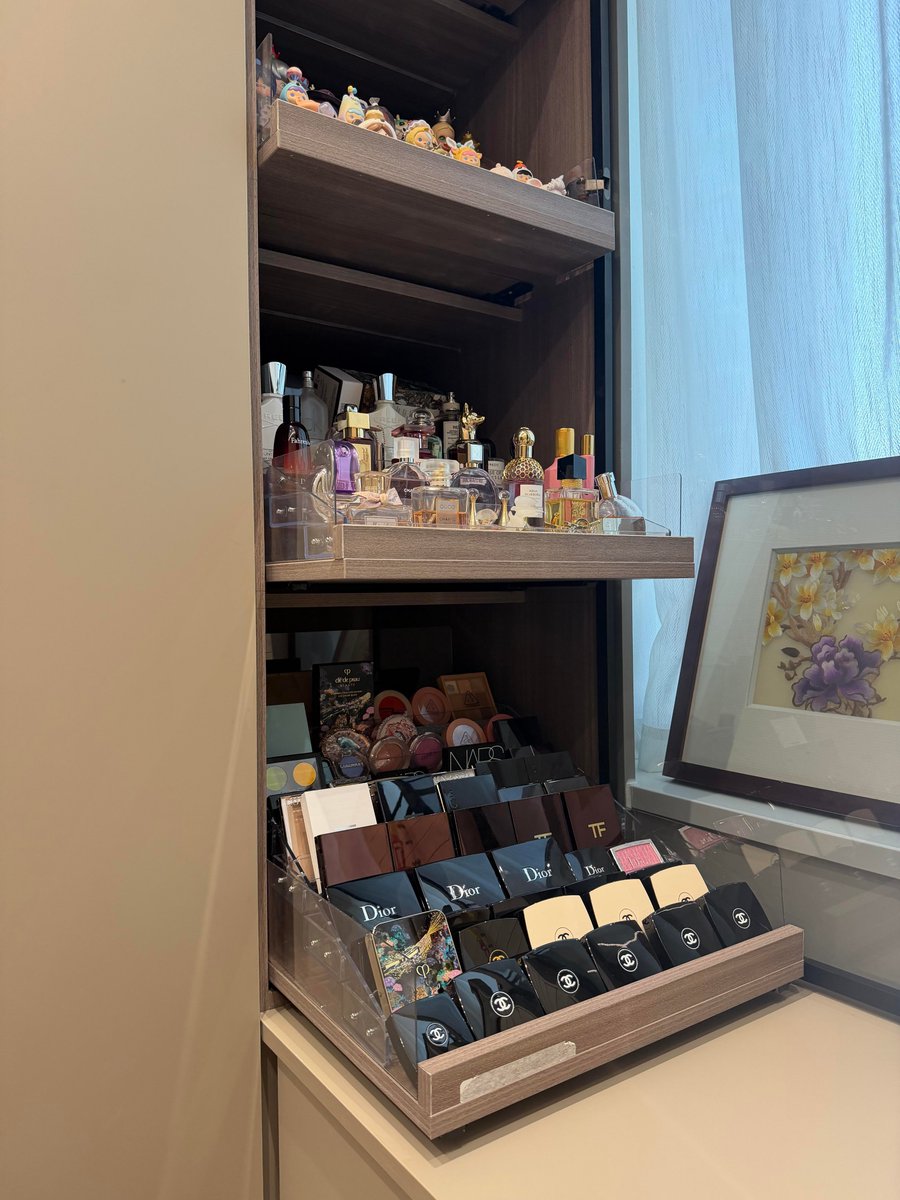SachinMilly's tweet photo. I gave my makeup room a good tidy up, and seeing everything so neat and organized instantly lifted my mood. #Organization #Decluttering https://t.co/eq9pmIxMfR