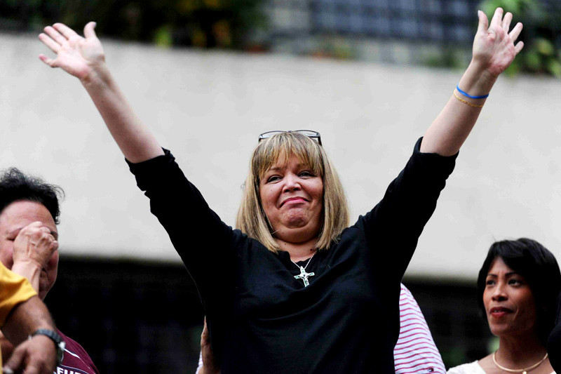 patriciajaniot's tweet photo. Símbolo de la persecución judicial y la falta de independencia del Poder Judicial bajo el gobierno desastroso de Hugo Chávez y Nicolás Maduro. 
María Lourdes Afiuni, de 63 años obtuvo la libertad plena hoy, luego de 17 años de persecución. 

En 2009 otorgó libertad condicional bajo fianza al empresario y banquero Eligio Cedeño, quien llevaba casi tres años en prisión preventiva sin juicio firme, acusado por delitos financieros relacionados con controles de divisas. 

El Grupo de Trabajo sobre Detenciones Arbitrarias de la ONU había calificado de arbitraria la privación de libertad de Cedeño.

Pocas horas después, el entonces presidente Hugo Chávez la criticó públicamente en cadena nacional de radio y televisión y pidió que se le impusiera la pena máxima de 30 años de prisión.

Fue detenida el 17 de diciembre de 2009. A La enviaron a una prisión donde se encontraban mujeres que ella había encarcelado. 

Su defensa informó que sufrió torturas físicas y psicológicas, agresiones, quemaduras con cigarrillos y violación sexual. 
Tuvo un embarazo que terminó en un aborto en prisión. Posteriormente en 2011 obtuvo prisión domiciliaria, libertad condicional dos años después. No podía trabajar ni hablar de su situación. 
 
En 2019 los jueces del régimen la condenaron por "corrupción espiritual”, un cargo inexistente en el Código Penal venezolano, interpretado como corrupción sin dinero o soborno.  

 Fue un caso que sirvió para intimidar a otros jueces. La captura de Maduro y el dominio de Estados Unidos en Venezuela le han dado la libertad total. Faltan más. Libertad para todos.