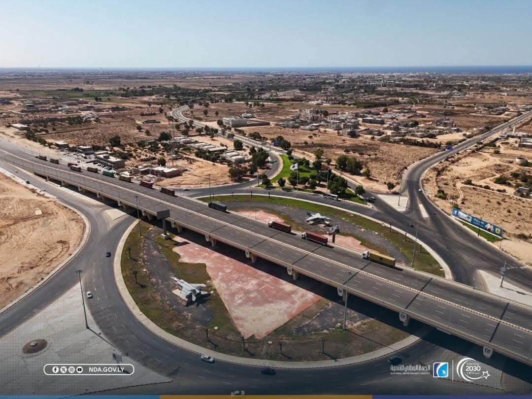 NDA_Libya's tweet photo. #سرت | استكمال أعمال تنفيذ جسر شهداء البنيان المرصوص

عقب الانتهاء من الأعمال الخرسانية الخاصة بجسر شهداء البنيان المرصوص، والتي شملت تنفيذ الخوازيق والأعمدة والجدار الساند، وصلت أولى دفعات العناصر الإنشائية الخاصة بالكوبري، والتي تم توريدها من  فرنسا، تمهيدًا للبدء في أعمال تركيبها واستكمال مراحل تنفيذ المشروع.

ومن المقرر أن تتواصل عمليات توريد العناصر الإنشائية عبر شحنات متتالية خلال الفترة المقبلة، بما يسهم في تسريع وتيرة العمل والإنجاز بالمشروع.

وبالتوازي مع تنفيذ الجسر، ستنطلق أعمال تنفيذ وتطوير الطرق المجاورة له، بما يهدف إلى تحسين الحركة المرورية وتعزيز كفاءة مدخل مدينة سرت الغربي، الذي سيشهد خلال الفترة القادمة أعمالًا متكاملة لتطوير الطرق والبنية التحتية والإنشاءات المحيطة به.

#الجهاز_الوطني_للتنمية 
#تنمية_بناء_مستقبل 
#رؤية_ليبيا_2030