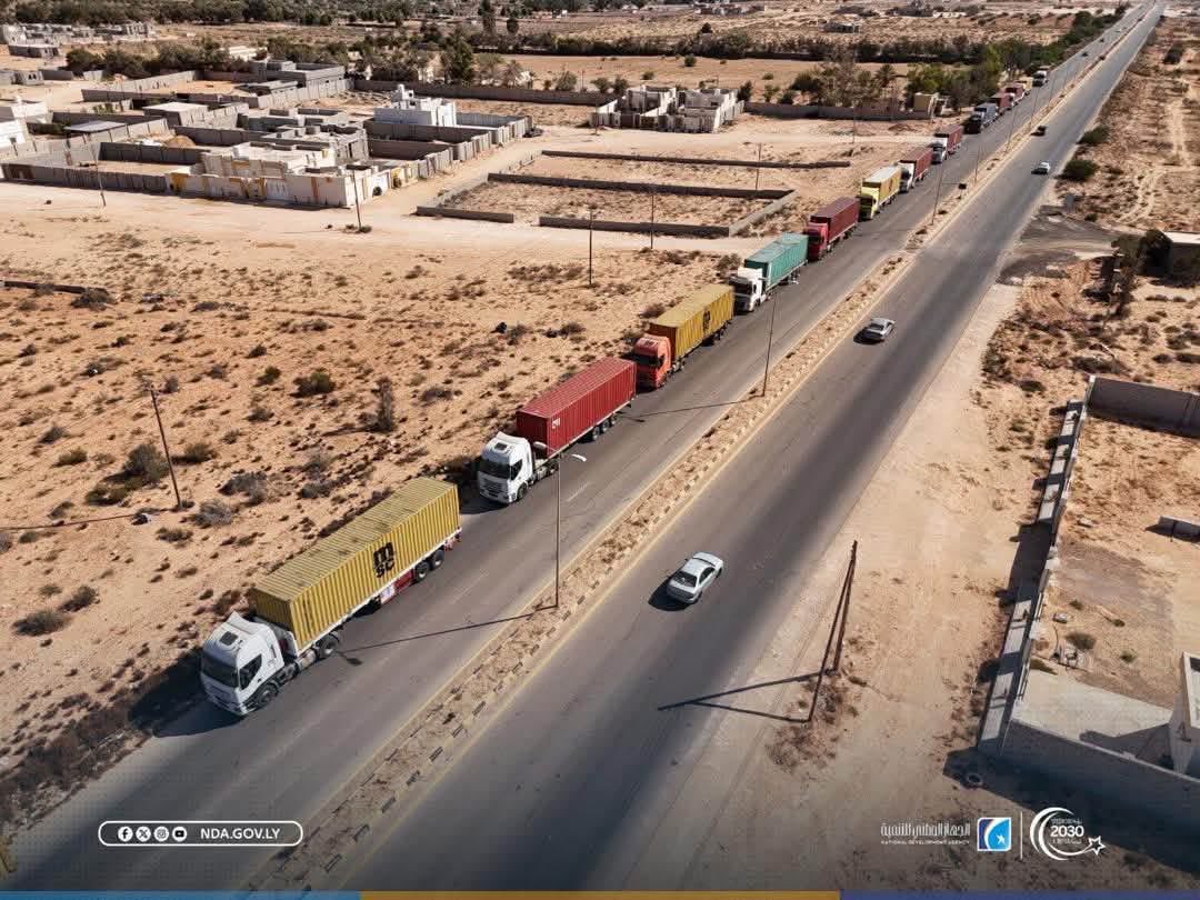 NDA_Libya's tweet photo. #سرت | استكمال أعمال تنفيذ جسر شهداء البنيان المرصوص

عقب الانتهاء من الأعمال الخرسانية الخاصة بجسر شهداء البنيان المرصوص، والتي شملت تنفيذ الخوازيق والأعمدة والجدار الساند، وصلت أولى دفعات العناصر الإنشائية الخاصة بالكوبري، والتي تم توريدها من  فرنسا، تمهيدًا للبدء في أعمال تركيبها واستكمال مراحل تنفيذ المشروع.

ومن المقرر أن تتواصل عمليات توريد العناصر الإنشائية عبر شحنات متتالية خلال الفترة المقبلة، بما يسهم في تسريع وتيرة العمل والإنجاز بالمشروع.

وبالتوازي مع تنفيذ الجسر، ستنطلق أعمال تنفيذ وتطوير الطرق المجاورة له، بما يهدف إلى تحسين الحركة المرورية وتعزيز كفاءة مدخل مدينة سرت الغربي، الذي سيشهد خلال الفترة القادمة أعمالًا متكاملة لتطوير الطرق والبنية التحتية والإنشاءات المحيطة به.

#الجهاز_الوطني_للتنمية 
#تنمية_بناء_مستقبل 
#رؤية_ليبيا_2030
