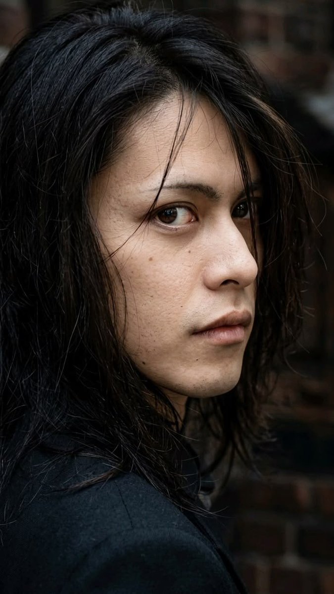 A_T_M_K_unaju's tweet photo. #このバンドorミュージシャンを分かったらリプ・100いいね目指す
ヒント：日本のロックシーン、特に「ヴィジュアル系」の礎を築いた唯一無二のカリスマボーカリストで、1987年にロックバンドBUCK-TICKのフロントマンとしてメジャーデビューして以来、一貫してその魔王とも称される圧倒的な美貌、耽美でダークな世界観、そして深く響く低音ボイスで多くの人々を魅了し続けました