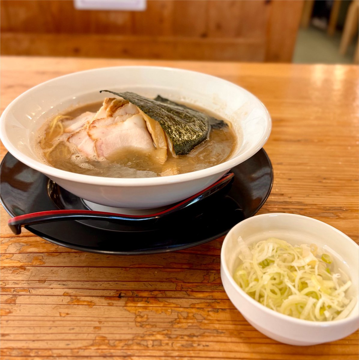 houkiya_yonago's tweet photo. おはようございます‼️
今日も朝からスープ仕上がっております‼️

限定🍜色々やってます‼️
⬇️要チェックで‼️

焼豚は肩ロースとモモ両方ありまっせ‼️

本日も🍜&🍚でよろしくやで‼️

令和8年8月8日(土)
10時30分開店で
20時30分でラストオーダー
⚠️本日は営業🗓️通り【昼夜通し営業】

⬇️昼営業のメニューです⬇️

【通常🍜】
▶︎ホンモノ家系ラーメン《 濃口or淡口 》

【限定🍜】
▶︎油ソバ
▶︎ホンモノ家系ラーメンのつけ麺
▶︎鳥取ネオ中華蕎麦
▶︎極煮干中華蕎麦

【限定🍚】
▶︎賄い飯

フォロワー限定🉐サービスはリプ欄で⬇️

#宇宙一ヒマな家系ラーメン屋
#日本一田舎の家系ラーメン
#SupportYourLocalRamenShop
