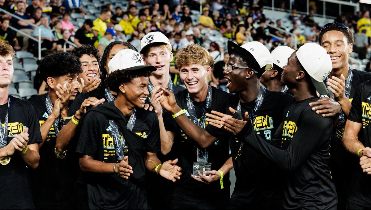 CrewAcademy96's tweet photo. A special moment for our Crew 👏

We took a moment during tonight’s First Team match to recognize the @MLSNEXT U19 Champions 🏆 https://t.co/UFKbeKFdcU