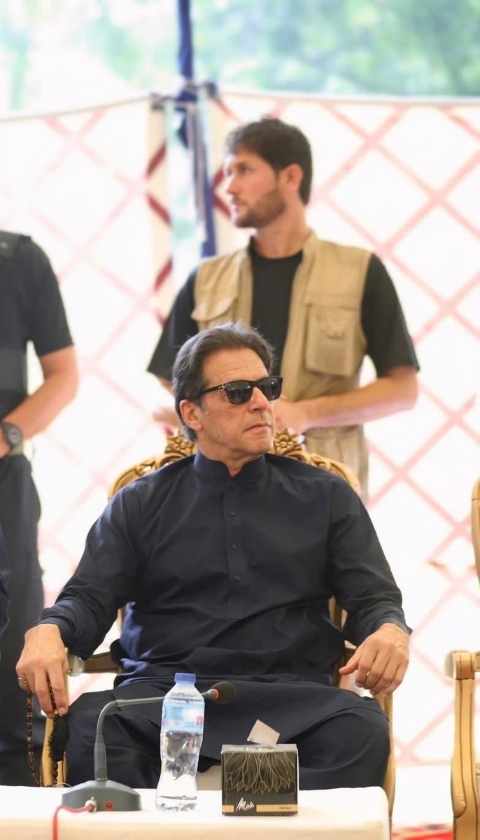 Findless_AH's tweet photo. Imran khan will return soon.Thats the tweet
#imrankhan https://t.co/ODKOcukEeK