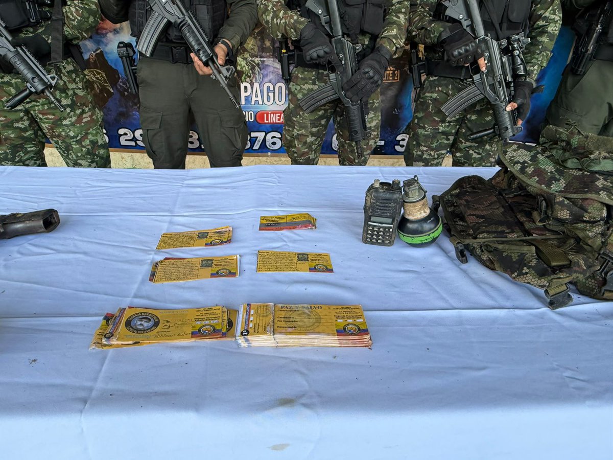 COMANDANTE_FFMM's tweet photo. ¡Golpe contundente a la Segunda Marquetalia en #Caquetá!

En operaciones de la @Ejercito_Div6 y @GaulaMilitares fue neutralizado alias “Alexis Perdomo”, principal cabecilla de finanzas de la estructura Teófilo Forero Castro, señalado de liderar el cobro de extorsiones a comerciantes, ganaderos, transportadores y sectores productivos en #Caquetá y #Huila.

Con su neutralización no solo cae este cabecilla, golpeamos una de las principales fuentes de financiación criminal que sostenía esta estructura a costa del miedo y el dinero de los colombianos.

Durante la operación militar también recuperamos a una menor de edad, presuntamente pareja sentimental de este sujeto, y recuperamos a tres personas que presuntamente estaban siendo víctimas de extorsión.

#ContundenciaOperacional