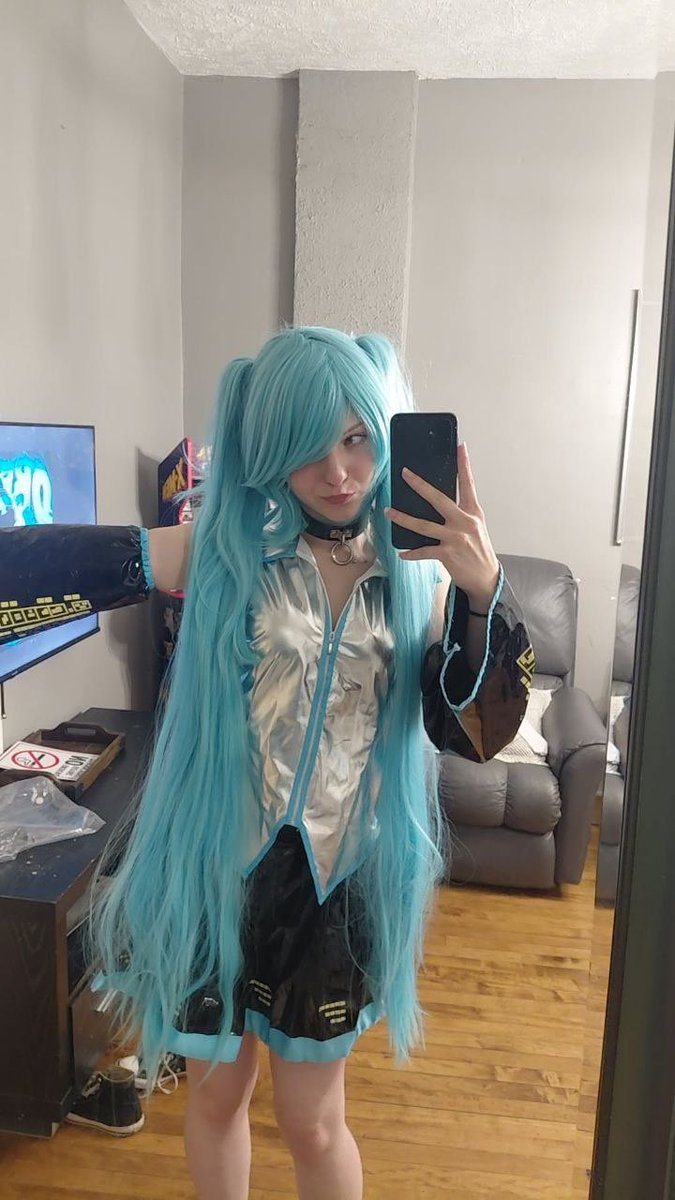 chud_gov's tweet photo. Miku https://t.co/DzWjH5yte9