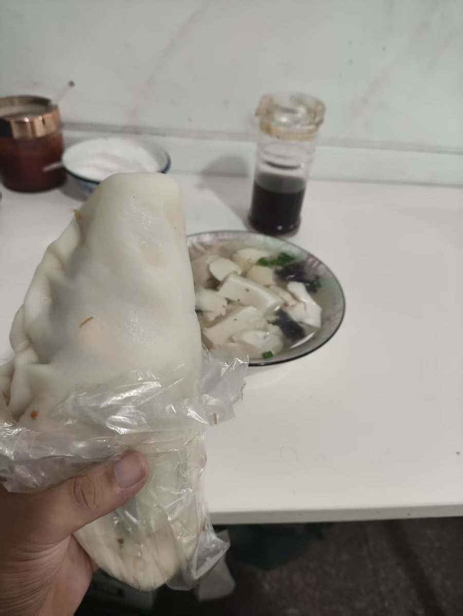 qsyybb's tweet photo. 没有什么是比周五晚上喝到状态刚刚好

然后没人打扰一觉睡到自然醒更美好的事了

早安，家人们，早餐当地特色嵌糕

今天天气还可以，下午准备去山里钓钓鱼 https://t.co/fcsbxgnbsy