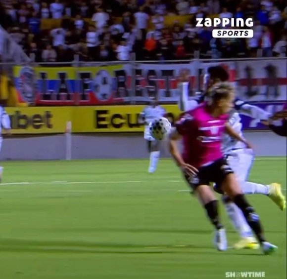 josuepazmino89's tweet photo. INSÓLITO el gol que le anulan a Liga de Quito en Chillogallo

Entre el VAR y el arbitraje ecuatoriano le niegan un GOLAZO a Michael Estrada https://t.co/pDwy7zBA0L