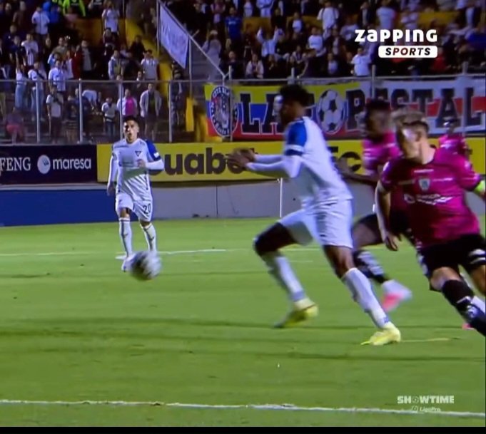 josuepazmino89's tweet photo. INSÓLITO el gol que le anulan a Liga de Quito en Chillogallo

Entre el VAR y el arbitraje ecuatoriano le niegan un GOLAZO a Michael Estrada https://t.co/pDwy7zBA0L