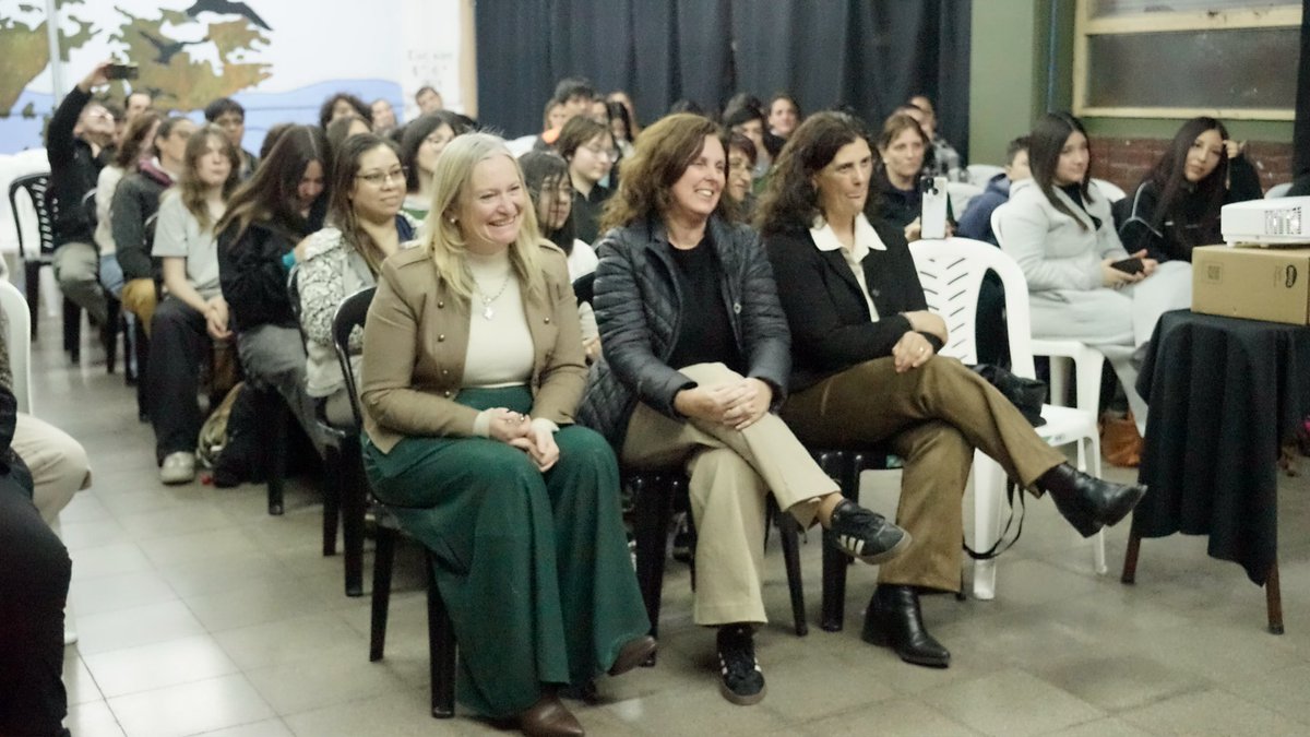 hebesil's tweet photo. En San Rafael, 120 estudiantes secundarios están aprendiendo chino mandarín. Empezaron en mayo y hoy ya son cuatro grupos de chicos que decidieron sumar una herramienta distinta, exigente y con enormes posibilidades para su futuro.

Estuve en la Escuela Manuel Ignacio Molina, donde compartimos una jornada con los estudiantes y recibimos a los nuevos docentes que llegaron desde China para incorporarse a esta experiencia que llevan adelante la @MendozaDGE y el Instituto Confucio de la Universidad de Congreso.

Aprender un idioma no es solamente aprender a comunicarse. Es conocer otra cultura, ampliar la mirada y, sobre todo, estar mejor preparado para un mundo en el que las oportunidades académicas, laborales y productivas son cada vez más globales. Y que esto suceda desde la educación pública, también en San Rafael, es importante.

Mendoza tiene que preparar a sus jóvenes para lo que viene, no solamente para lo que ya conocemos. Por eso tiene sentido abrirles nuevas posibilidades y acercarles herramientas que hace algunos años parecían lejanas o reservadas para unos pocos.

Compartí este encuentro con la subsecretaria de Educación, Claudia Ferrari; la subdirectora de Educación Secundaria, Silvia Vega; el coordinador de Cooperación Educativa, Leandro Rodríguez; el director del Instituto Confucio, Xiang Chen; los docentes argentinos y chinos y, principalmente, con los chicos que están haciendo posible que esta propuesta crezca.

Quiero que un estudiante de San Rafael tenga las mismas posibilidades de proyectarse al mundo que uno de cualquier gran ciudad. Ese también es el desafío de una educación pública que mira hacia adelante.