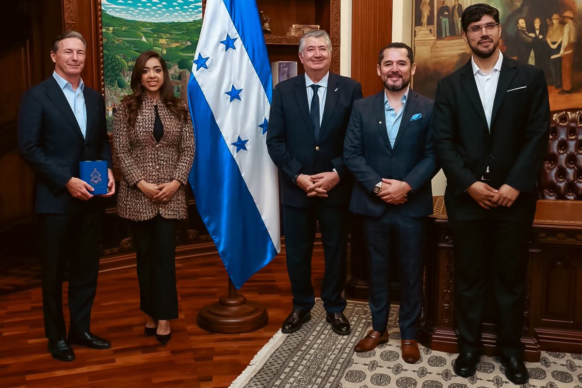 hnpresidencia's tweet photo. Gobierno recibe al CEO global de Fogo de Chão y abre diálogo para nuevas inversiones y empleos en Honduras. 🇭🇳 https://t.co/t4GJ0uEokR