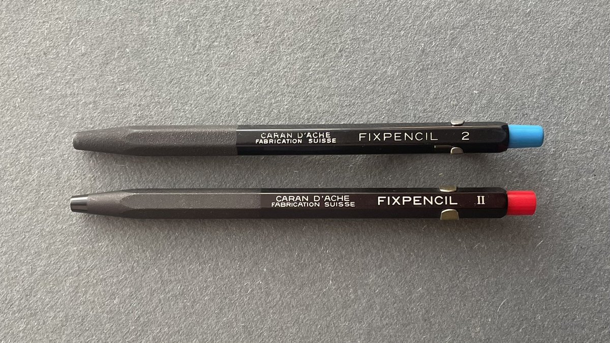 aaqriq5's tweet photo. Caran d’Ache Fixpencil 2とⅡ
ローマ数字だから……というよりは年代差だと思いますが、並べてみるといろいろ異なります。 https://t.co/4XkqRZ0zTX