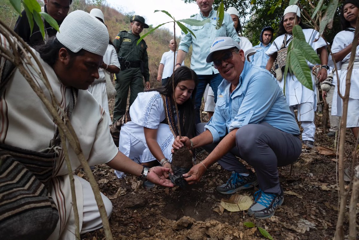 MinAmbienteCo's tweet photo. Fabio Arjona Hincapié, @fabio_arjona , hoy asume el liderazgo del Ministerio de Ambiente y Desarrollo Sostenible. Biólogo marino, investigador y líder ambiental, cuenta con más de 30 años de trayectoria en conservación, gestión ambiental y trabajo con las comunidades, consolidándose como un referente para Colombia y el mundo.

En su trayectoria se destacan su paso por el @MinAmbienteCo  como viceministro, su experiencia como consultor del Banco Mundial y más de dos décadas al frente de @CIColombia  , donde lideró la restauración de ecosistemas marinos con la iniciativa "Un millón de corales", contribuyó al cumplimiento de la meta 30x30 e impulsó mecanismos para financiar la protección de la biodiversidad y la acción climática.

Hoy inicia una nueva etapa al servicio de Colombia, con el compromiso de proteger el agua, la biodiversidad y las comunidades, que son la base para recuperar los territorios y construir un país más fuerte.

#PatriaMilagro