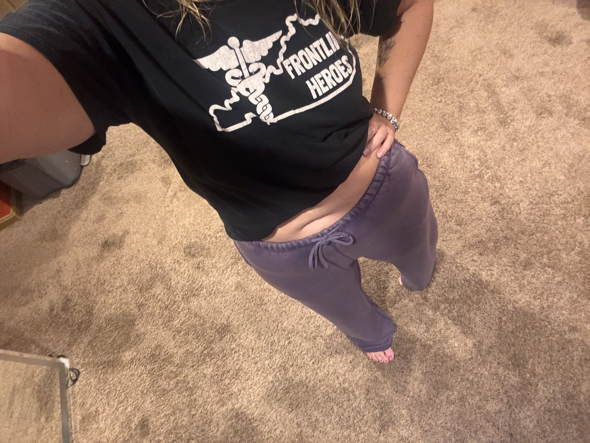 BrittRene's tweet photo. For months I would send @HayleyFrank_ pictures of my body and I would pick it totally apart. Just ask her I was not nice to myself about my body at all. Tonight, I sent her this one to celebrate sliding into a size Small in sweatpants. 💜 https://t.co/oqy08ZjBxR