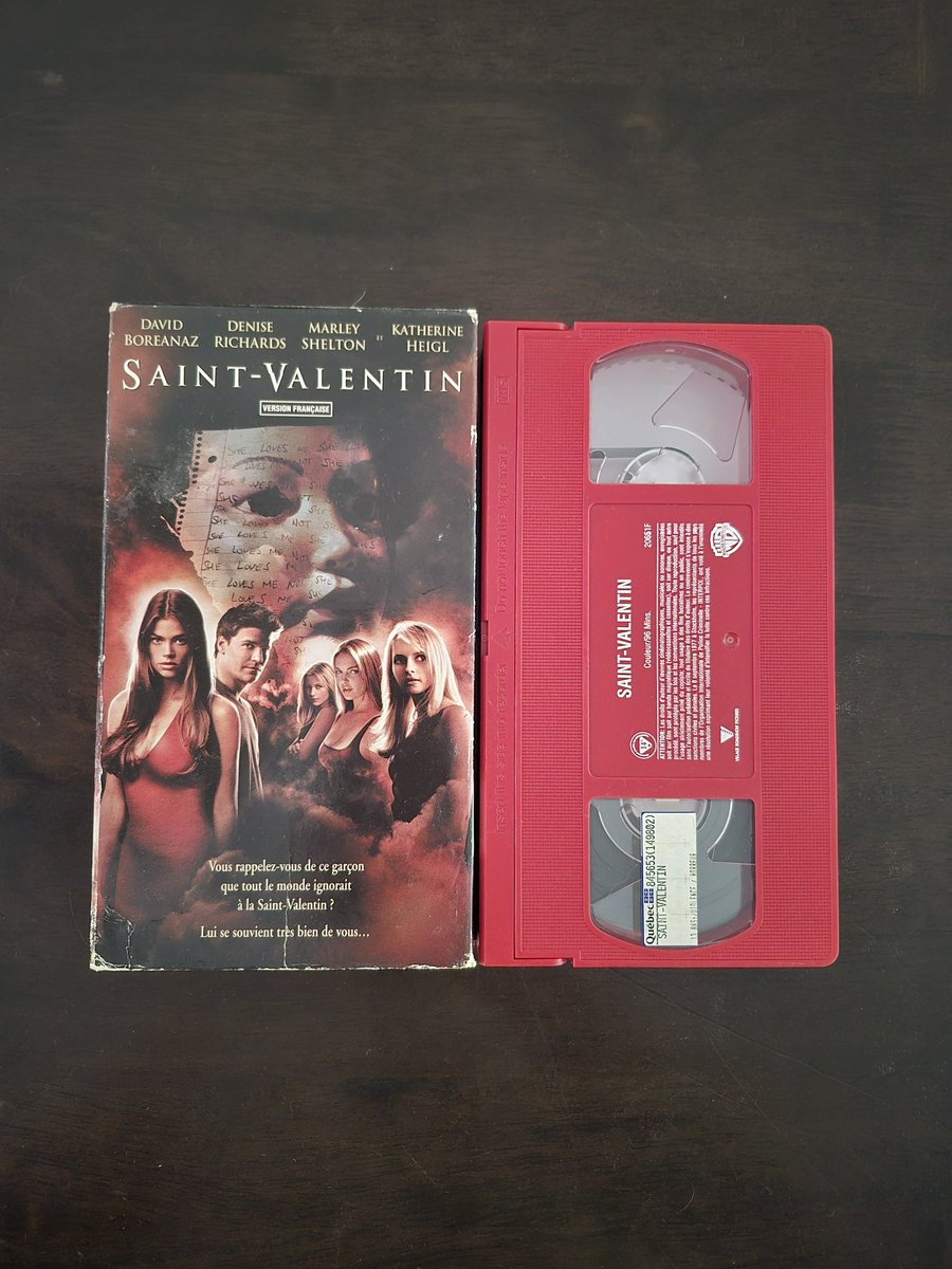 naud_steven's tweet photo. VHS – Saint-Valentin (Valentine, 2001)
Version française.
Toujours chez moi.
Toujours regardable.
Aucun serveur. Aucune licence qui expire.
C’est ça, la vraie possession.
Pas de disque = Pas d’achat.
#Kojimisme #PhysicalNeverDies #NoDiscNoBuy #VHS https://t.co/EyZrrGK3d9