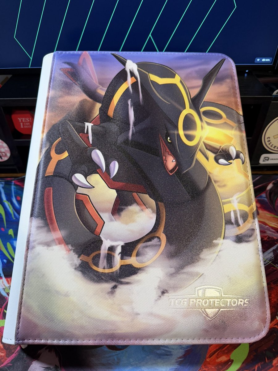 EandLRips's tweet photo. What do you guys think about my new Rayquaza binder? Shoutout to @Symbiotic_Storm on adding some dragon flare to a plain binder. This turned out amazing!
This binder will be dedicated to Dragon Pokémon, first page done🐉👌
#pokemon #newbinder #rayquaza https://t.co/biEhwBWgAD