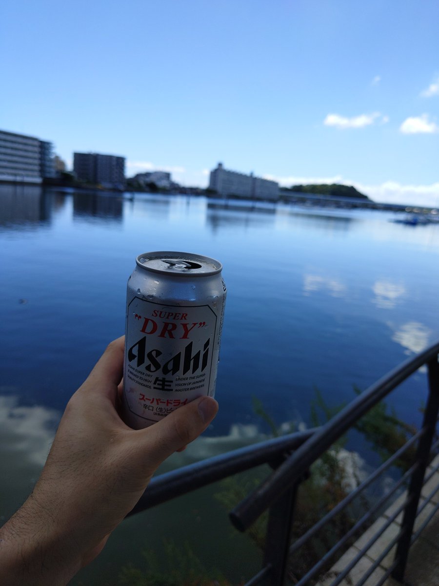 eltnini_2's tweet photo. いや、飲まないつもりでしたよ？
ファミリーマートさんがビール🍺無料引き換えと50円引きやってるから仕方なく…銀色のやーつ！
朝ぼーっと海眺めながら飲むビール最高だな！ https://t.co/yhEzaIRK14