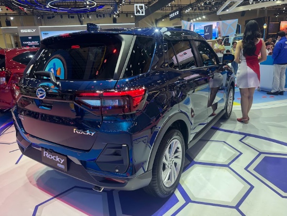 lenimarlins's tweet photo. Salah satu alasan Daihatsu Rocky Hybrid nyaman dipakai harian: rodanya tuh digerakkan motor listrik. Jadi pas mulai jalan atau kena macet, tarikannya lebih halus dan ga bikin capek. #DaihatsuRockyHybrid #SemuaJadiMudah #DaihatsuSahabatku @daihatsuind https://t.co/PeQxkUX5CI