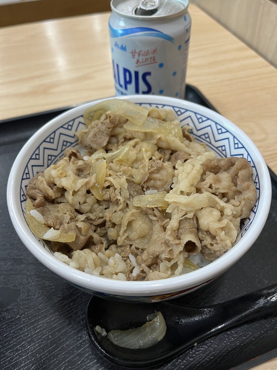 handai_ramenlab's tweet photo. 本日のランチは
吉野家@ウランバートル🇲🇳😁

モンゴル限定のマトン丼🐏と牛丼🐮
ダブル注文

マトン丼は少し濃いめの味付けで、羊肉のクセも少なくて美味しい！ｻﾗﾀﾞつき

牛丼は日本の吉野家とほぼ変わらない味でした🇯🇵

海外の吉野家で食べる丼、なんか不思議な感じ😂

#飯っ #モンゴル #吉野家 https://t.co/nYwDNqFihf