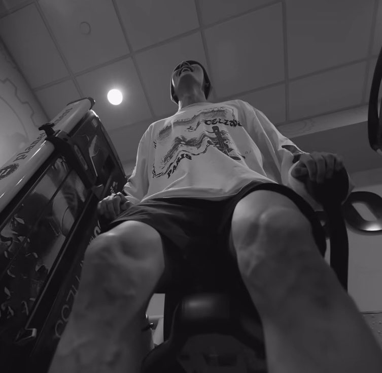 kootaeny's tweet photo. OK I ALREADY KNEW HE WAS VEINY BUT ARE THOSE HIS VEINS?? TAEHYUNG?? https://t.co/bhbwgSyxW5