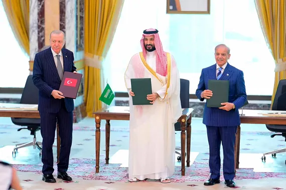 IDamellos's tweet photo. The Greek Courier: Iran war live: Trilateral Mecca defence pact signe... https://t.co/TVtmgX36fv The Turkish president, Saudi crown prince and Pakistani prime minister signed a joint defence agreement in Mecca https://t.co/v2tbPqWTbB