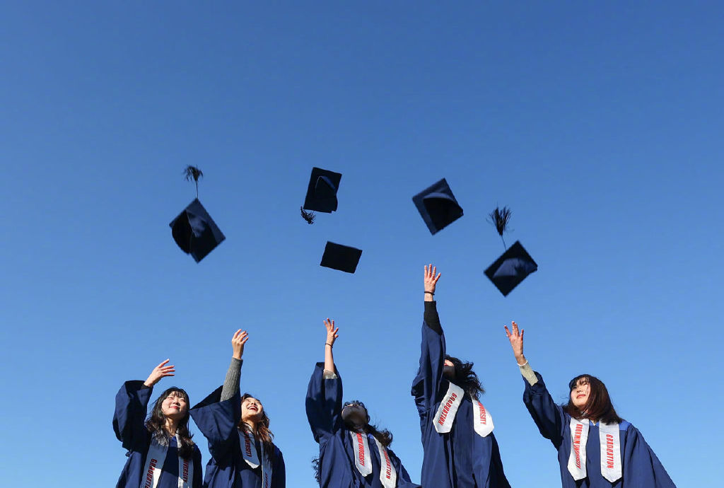 itz_iszly's tweet photo. Grad cap tossed, diploma in hand—off to write the next chapter, no more late-night study crams but endless new adventures! https://t.co/W1FlfPDqxL