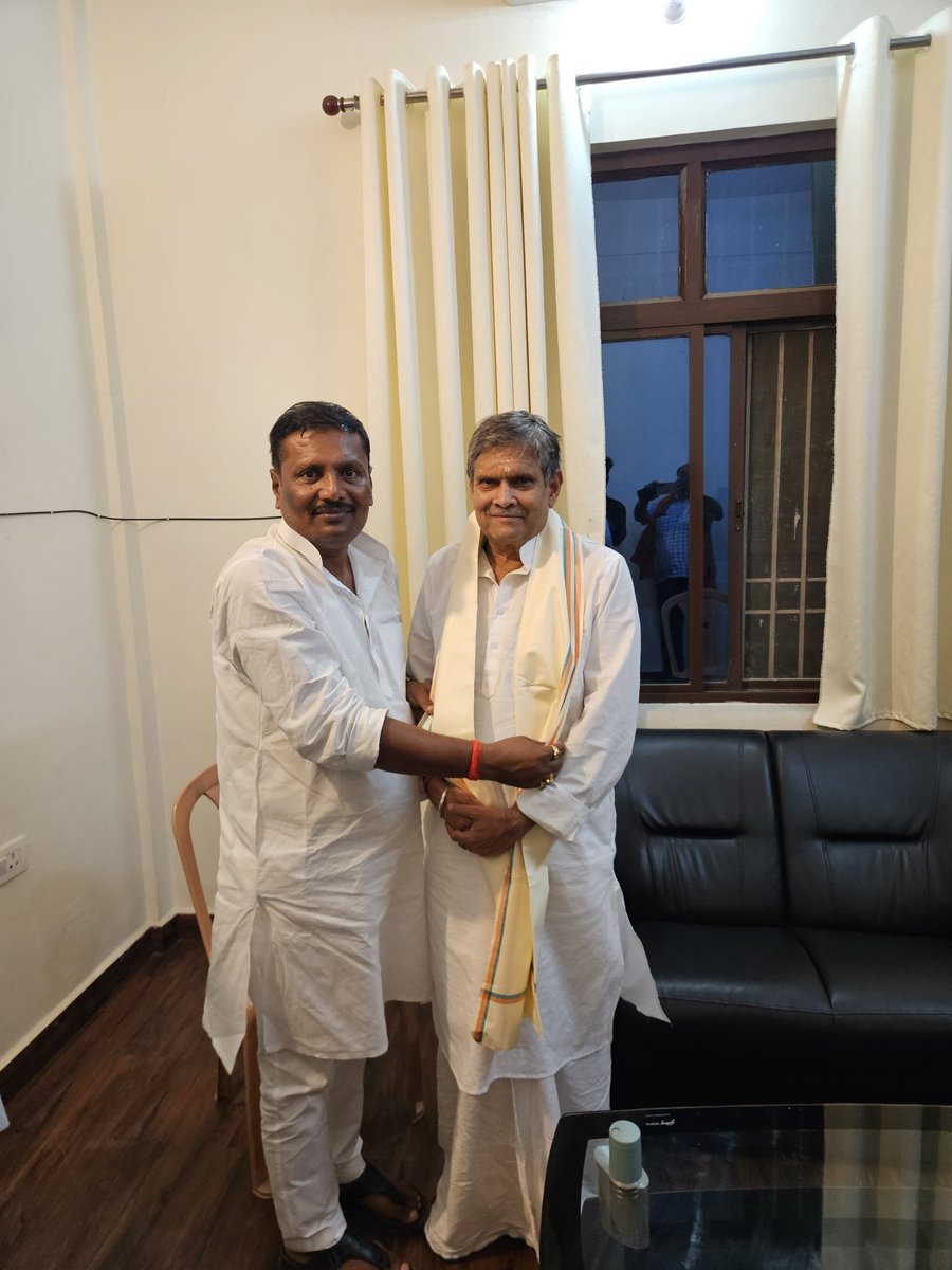 SanjayBjpBihar's tweet photo. गोपालगंज प्रवास के क्रम में सर्किट हाउस में भाजपा जिलाध्यक्ष श्री संदीप गिरी जी, स्थानीय विधायक श्री सुभाष सिंह जी एवं अन्य वरिष्ठ भाजपा नेताओं व कार्यकर्ताओं से आत्मीय मुलाकात हुई।
#bjp #bjpindia #narendramodi https://t.co/XmBcRCScnD