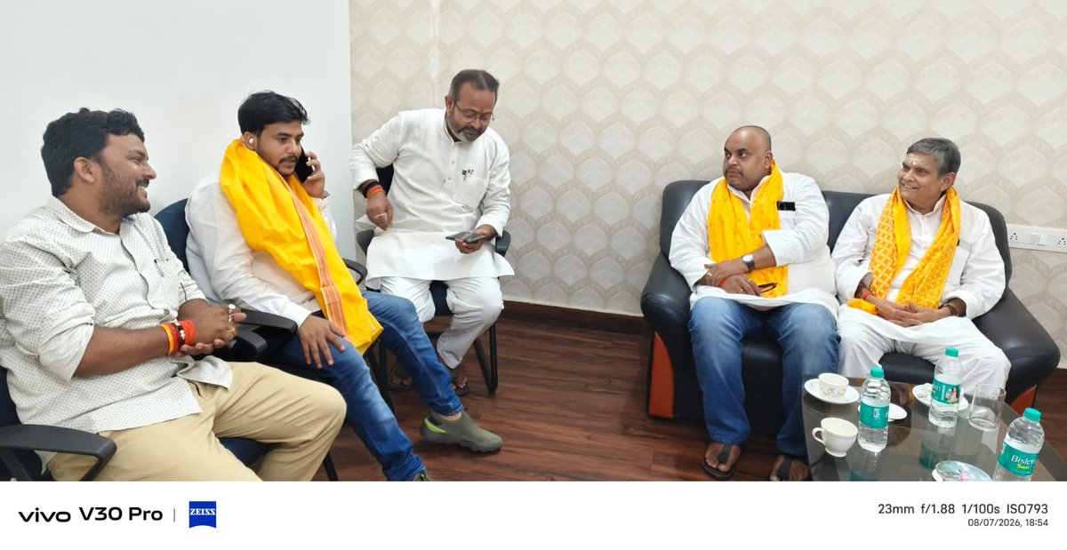 SanjayBjpBihar's tweet photo. गोपालगंज प्रवास के क्रम में सर्किट हाउस में भाजपा जिलाध्यक्ष श्री संदीप गिरी जी, स्थानीय विधायक श्री सुभाष सिंह जी एवं अन्य वरिष्ठ भाजपा नेताओं व कार्यकर्ताओं से आत्मीय मुलाकात हुई।
#bjp #bjpindia #narendramodi https://t.co/XmBcRCScnD
