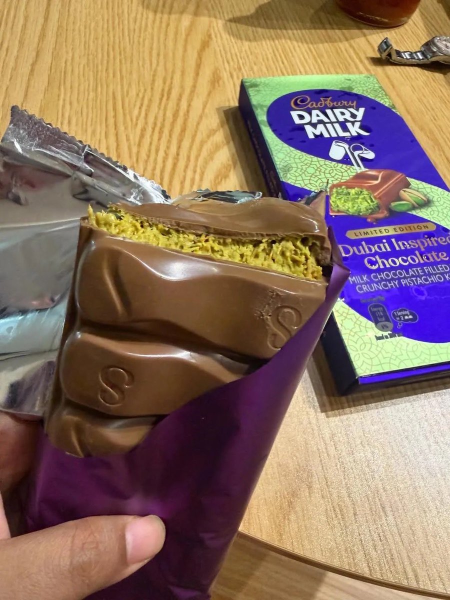 Elmeira_08's tweet photo. AKHIRNYA MASUK INDONESIA JUGA?! 😭💚
Cadbury Dairy Milk sekarang ada rasa Pistachio dan ini ENAK BANGETTT.
Kirain bakal biasa aja, ternyata langsung masuk list coklat terenak tahun ini. 🍫 https://t.co/yW4JulQYlI