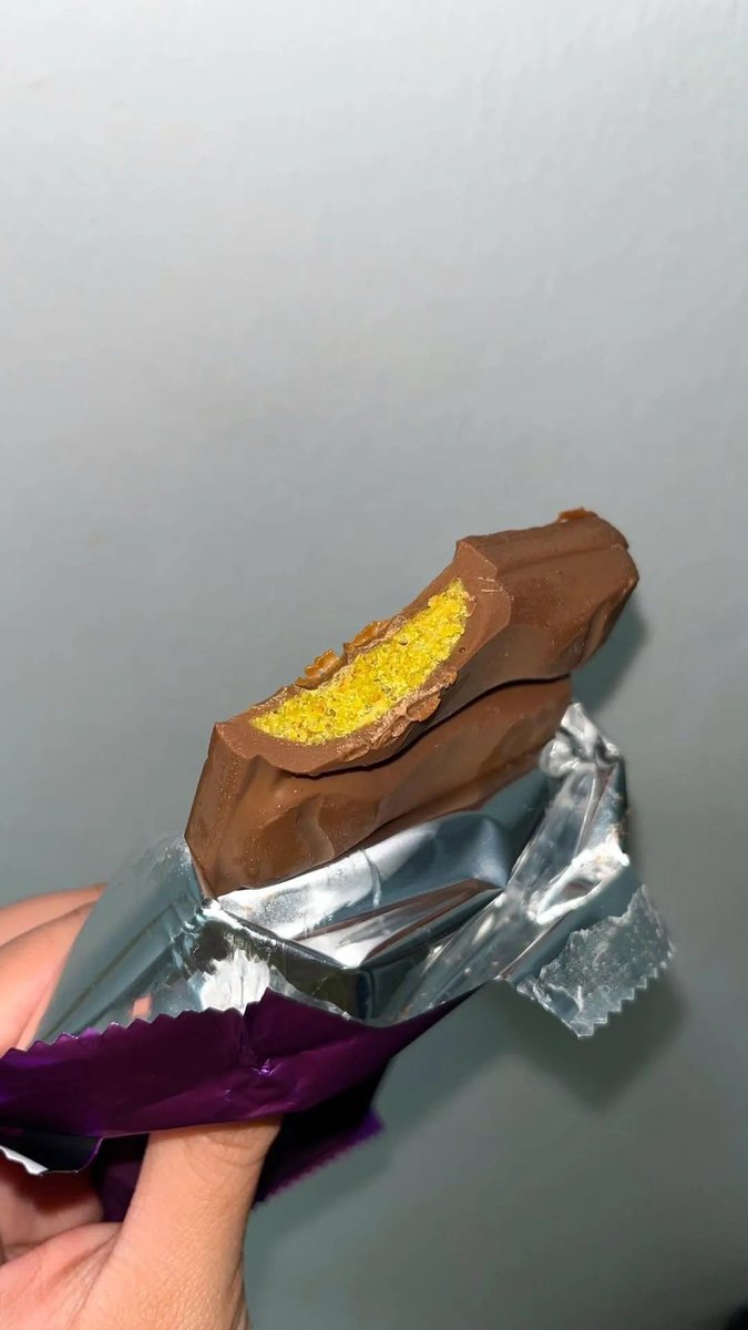 Elmeira_08's tweet photo. AKHIRNYA MASUK INDONESIA JUGA?! 😭💚
Cadbury Dairy Milk sekarang ada rasa Pistachio dan ini ENAK BANGETTT.
Kirain bakal biasa aja, ternyata langsung masuk list coklat terenak tahun ini. 🍫 https://t.co/yW4JulQYlI