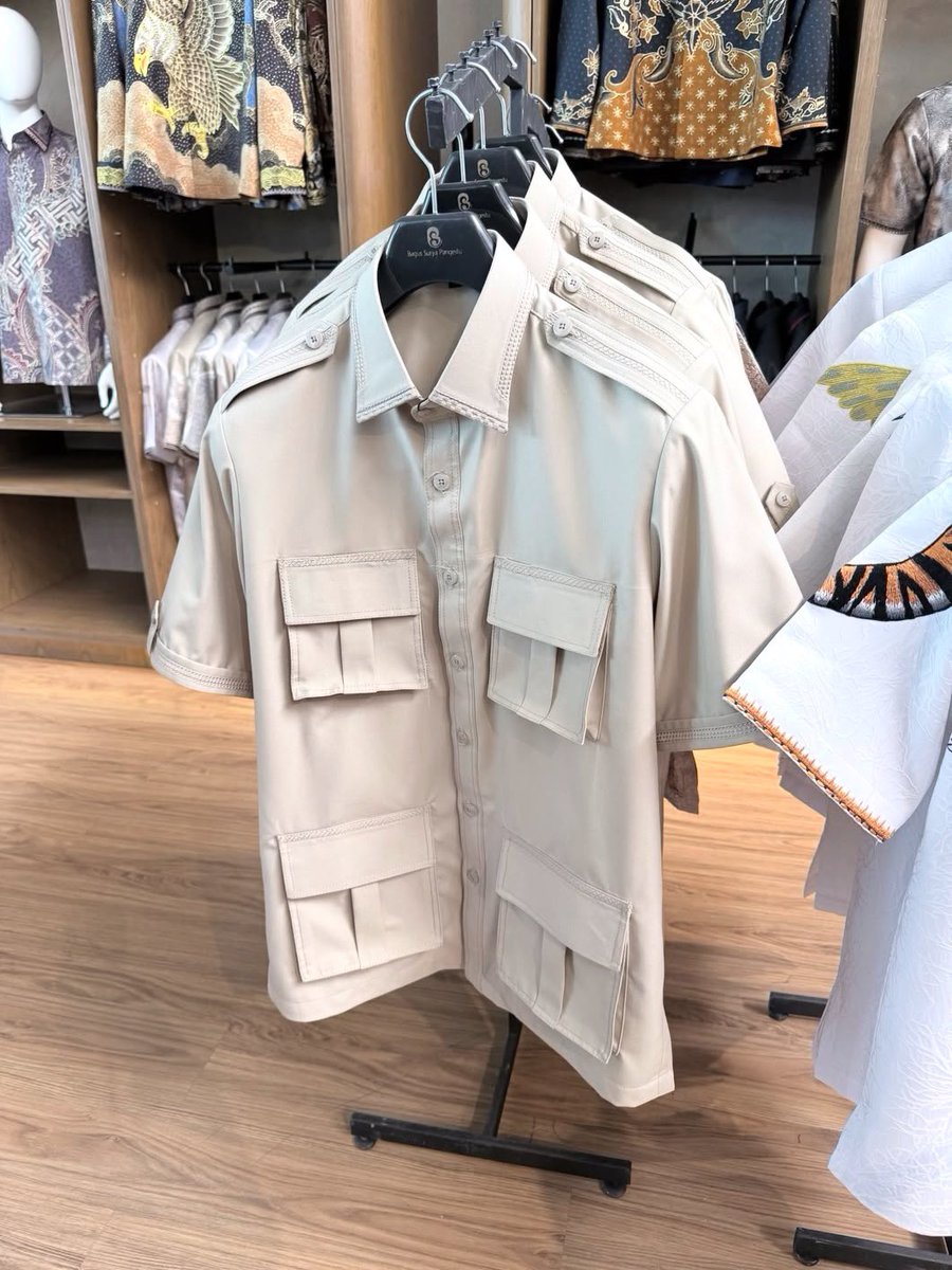 karirfess's tweet photo. WNI kalo ngeliat baju ini…

TRAUMA bangettt😭 https://t.co/1lwL7uBUop