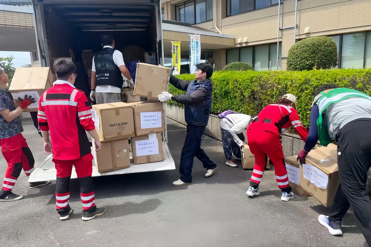 ChnEmbassy_jp's tweet photo. 在日华人团体向熊本地震灾区紧急运送超过10吨的救援物资�� https://t.co/ImTASEE8OA