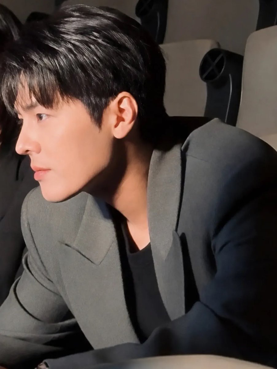 r_ov_e's tweet photo. 진짜 최고의 사진 려운 개잘생김... https://t.co/tJ2sECqhws