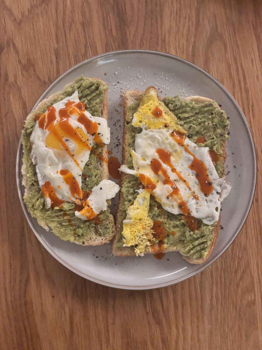 dearborrn's tweet photo. Tuscan white bread, eggs, avocado, cholula. #dinnermaxxing https://t.co/645FHNiwST