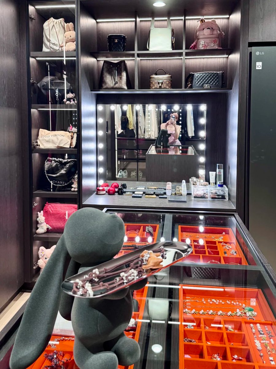 Hazel0Ha's tweet photo. I absolutely love my walk-in closet! Every time I go in there, I feel incredibly happy. https://t.co/8djE1UeBCR