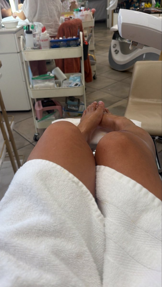 vayyyah's tweet photo. Fresh pedi whose going to show me how
Much you love them ? $nivayahbby 

#feet #feetfetısh #feetworshi̇p #paypig #findom https://t.co/nEyfGCvZv3