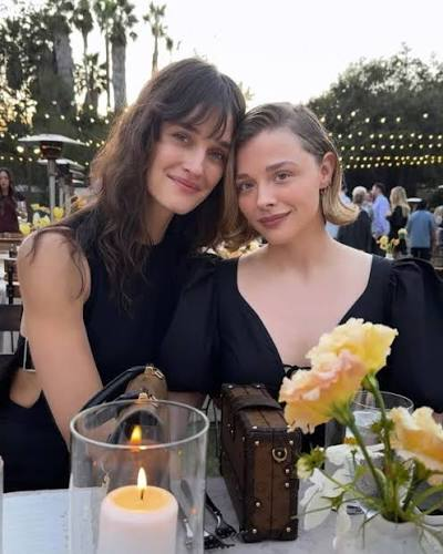 diammiller's tweet photo. Dicen que ver a dos mujeres de parejita es menos lesivo que ver a dos hombres, obvio, para quienes no aceptan ese tipo de relaciones 

Chloe grace moretz y su esposa kate harrison moretz se muestran felices, desde que se casaron en septiembre de 2025 
Ok, les vale pepino https://t.co/MnwBZXA0b1