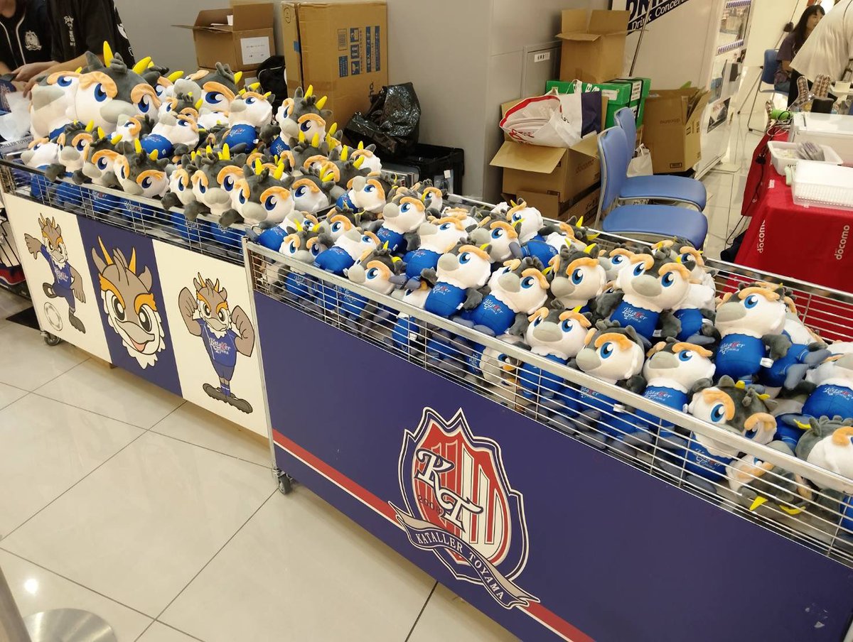 katallertoyama's tweet photo. ／
開幕フェスタ in イオンモール高岡
グッズ売り場OPEN！
＼

西館1F ユニクロ前にてグッズ販売中🔵

「ライカくんぬいぐるみくじ」（2,000円/回）が大人気✨

ぜひグッズ売り場にもお立ち寄りください🙌

18:30キックオフ🔥
みんなで開幕戦を盛り上げましょう！

#カターレ富山 https://t.co/tDazhhU1w1