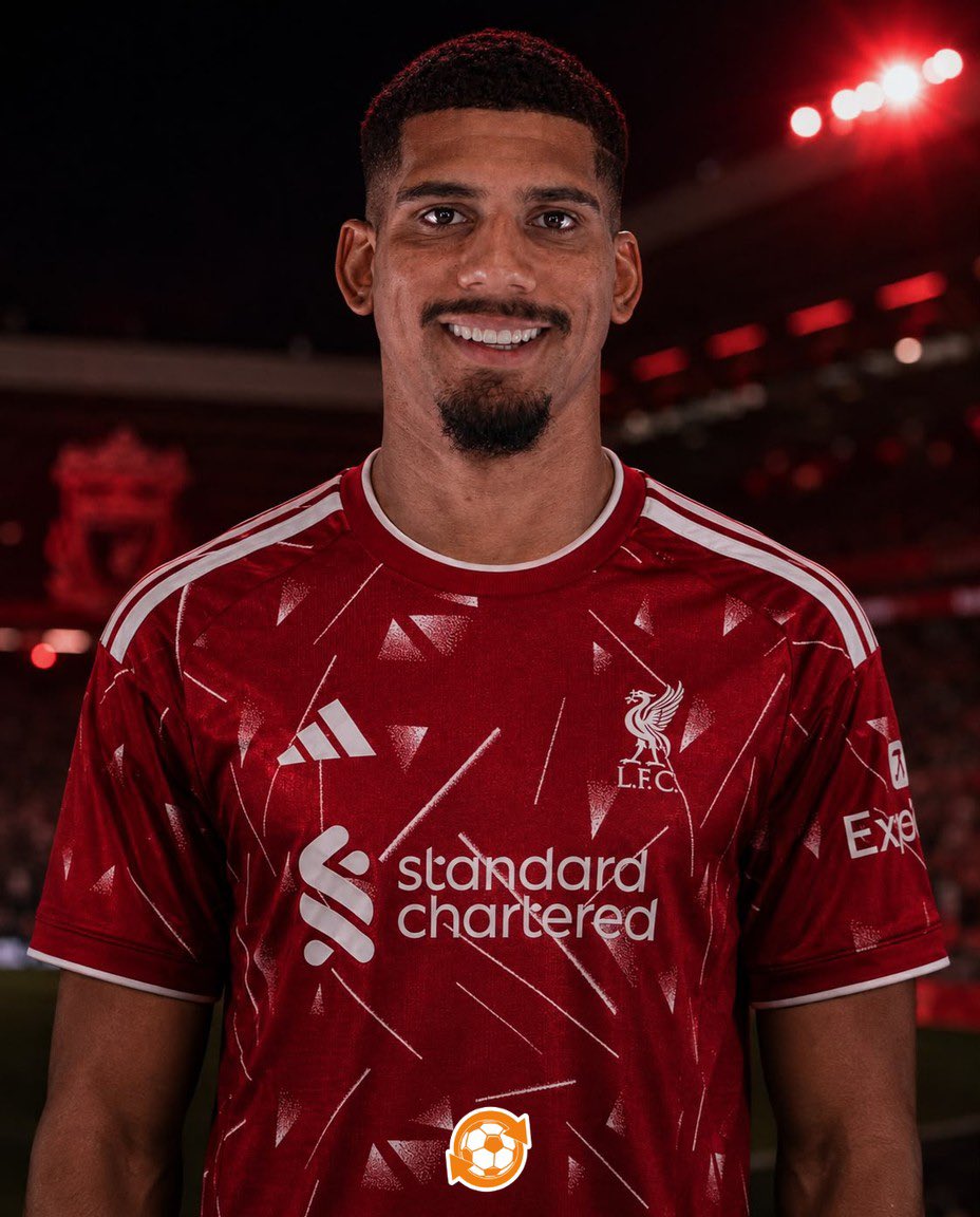 f5_futbol's tweet photo. 🇺🇾🏴󠁧󠁢󠁥󠁮󠁧󠁿 Ronald Araujo SE VA del FC Barcelona.

El capitán azulgrana alcanzó un ACUERDO VERBAL con el Liverpool para llegar cedido con opción de compra, según informó Fabrizio Romano con su característico "Here We Go".

Deco, director deportivo del Barça, ya dio el visto bueno a la operación. Araujo había perdido protagonismo en el tramo final de la temporada, disputando solo 30 minutos o más en dos de los últimos ocho partidos del equipo.

De capitán del Barca a refuerzo del Liverpool. El mercado de fichajes no para de sorprender 🫣
