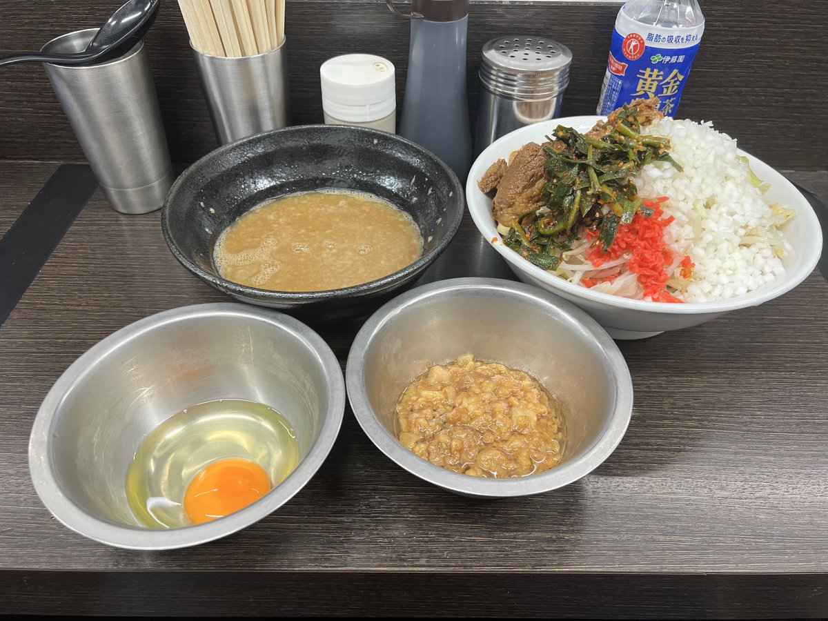 asshida's tweet photo. 8月7日金曜日は本当の華金でしたが、そんなの関係ねえ！はい！オッパッピーってことで💁‍♂️

ラーメン二郎 川越店@川越市

つけ麺+麺増し＋限定①玉ねぎ+限定②別皿アブラ+限定③ピリ辛ニラ漬け+ニンニク酢
生卵
呪文はニンニクアレ(紅生姜)

旨辛酸サッパリですげぇ美味かった😍最高🙌

ご馳走様でした🙏 https://t.co/TSV3cmDJjQ