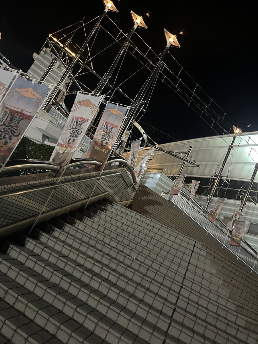 ripi_smro's tweet photo. 彼氏からの最高の誕生日プレゼント。ありがとう🫶まさかのアリーナやし桑田佳祐センターで20列目は近すぎた。プレミアムチケットゲットしてくれてグッズ買ってくれたりわたしが仕事終わるん待ってくれて高速飛ばしてくれてありがとう。楽しかったなぁ。彼氏の大好きな人ほんまに実在してた（笑） https://t.co/XBmP5pwiSQ