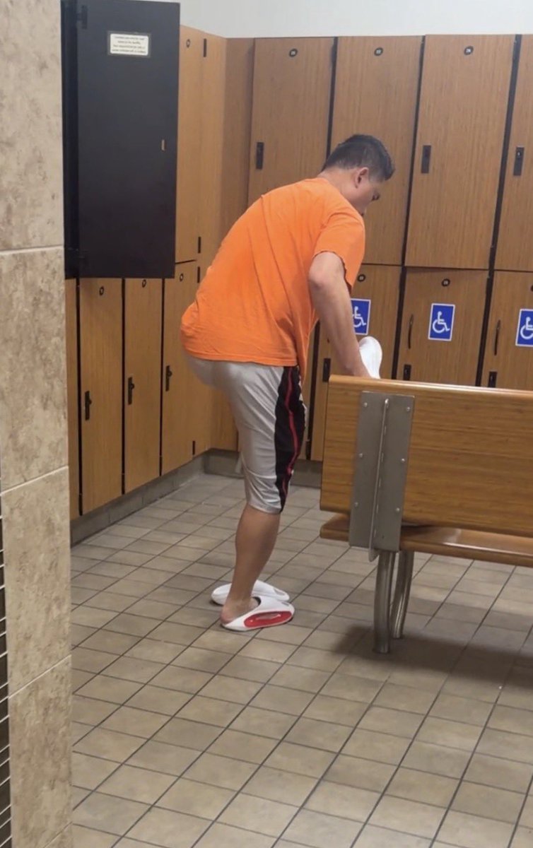 dazzledaddyyy2's tweet photo. This Asian dad with a nice butt wearing silver basketball shorts 😋 https://t.co/aUj6MONrL7