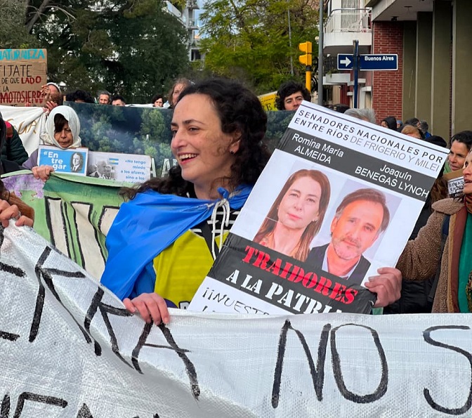 era_verde_'s tweet photo. OPINIÓN ✍🏻LA MOVILIZACIÓN LOGRÓ FRENAR LA ENTREGA DE TIERRAS Y EL (DES)MANEJO DEL FUEGO
Por Nadia Burgos (*). 
👇🏼+ info 🏝️
🔗 https://t.co/pNaUQHDJ5A https://t.co/hYizHuOrwD