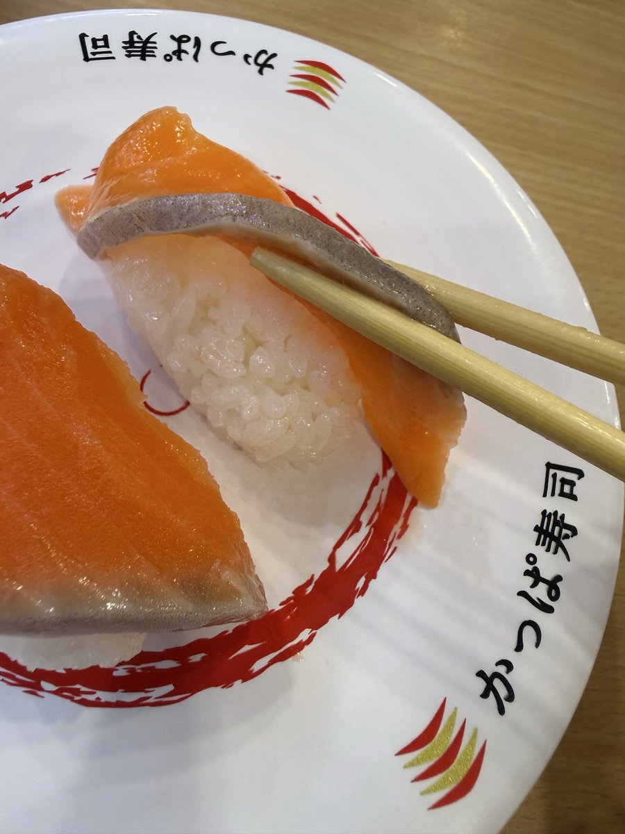 muchaburu's tweet photo. おはようございます😃

かっぱ寿司で普通のサーモンと
大切サーモンを比較してみたんだけど
大切の意味が分からん。

左が普通のサーモン110円
右が大切サーモン190円

普通の方はネタが厚く幅が小さい。
大切の方は幅は広くネタが薄い。

これってネタの重さ一緒って事？
#かっぱ寿司 https://t.co/Hzx4HFdgVM