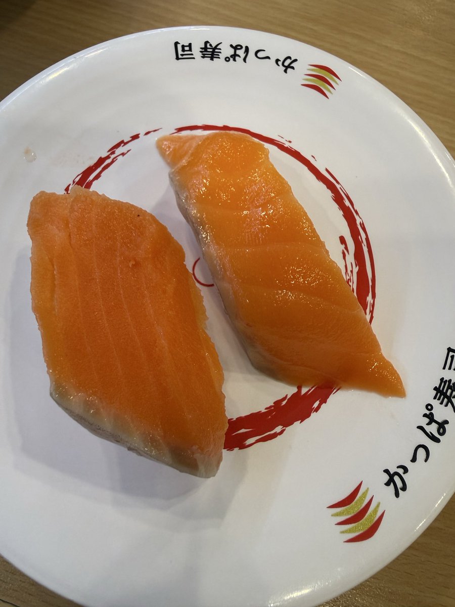 muchaburu's tweet photo. おはようございます😃

かっぱ寿司で普通のサーモンと
大切サーモンを比較してみたんだけど
大切の意味が分からん。

左が普通のサーモン110円
右が大切サーモン190円

普通の方はネタが厚く幅が小さい。
大切の方は幅は広くネタが薄い。

これってネタの重さ一緒って事？
#かっぱ寿司 https://t.co/Hzx4HFdgVM