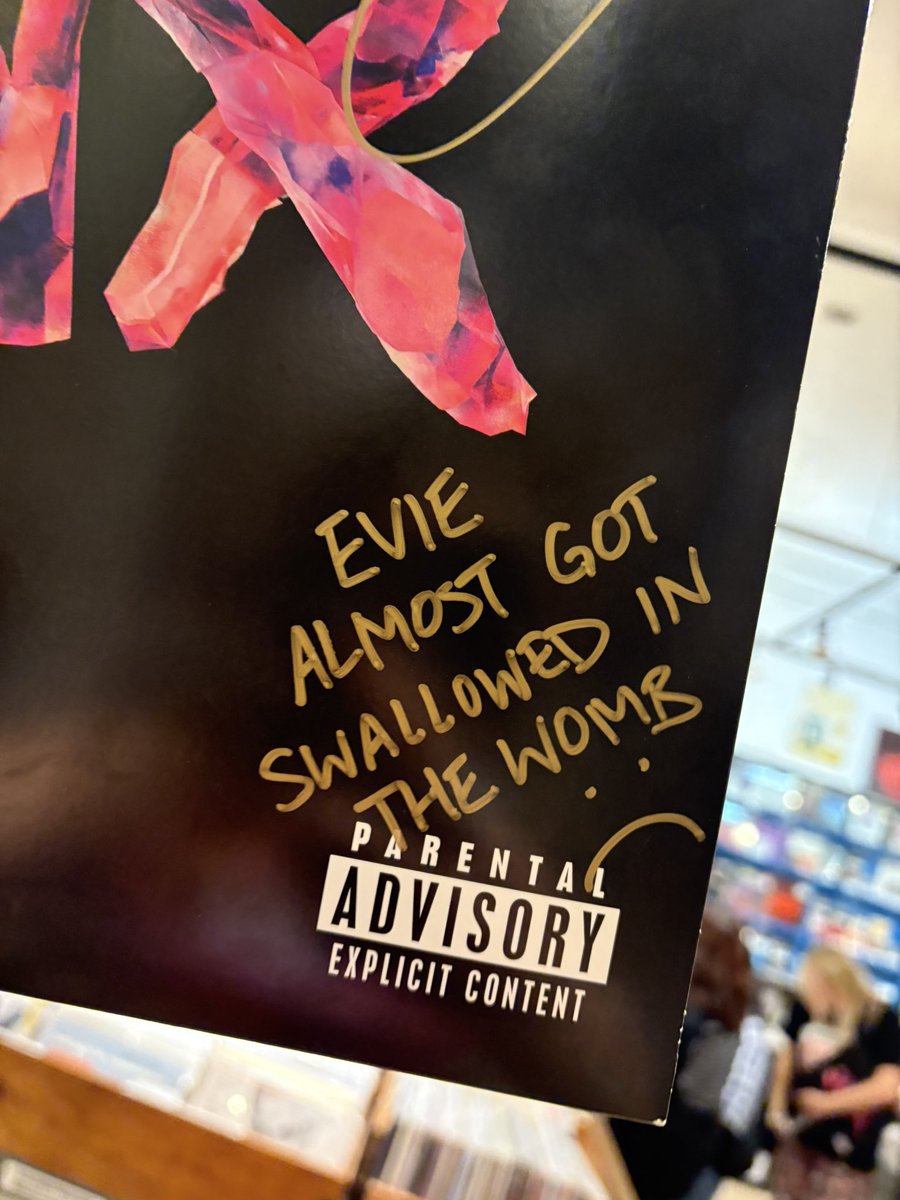 gloomgurI's tweet photo. first time solo meeting parx and awsten instantly asks “where’s your twin!!” Then proceeds to take out his frustrations over her being at work on my vinyl 💋 https://t.co/oqhSnucdn5