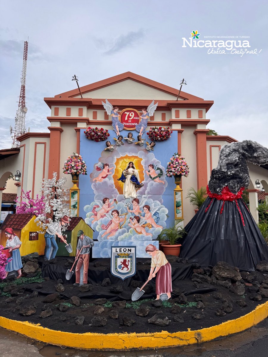 AlejoUrbinaGonz's tweet photo. En vísperas de la Gritería Chiquita, te invitamos a visitar el hermoso altar en honor a la Asunción de María, ubicado en la esquina del Parque de los Poetas, en León. ✨🇳🇮 🥳🎇🎆

¡Vivamos juntos esta celebración el próximo 14 de agosto!
 #GriteríaChiquita #LeónNicaragua https://t.co/1E7HiWQBcY