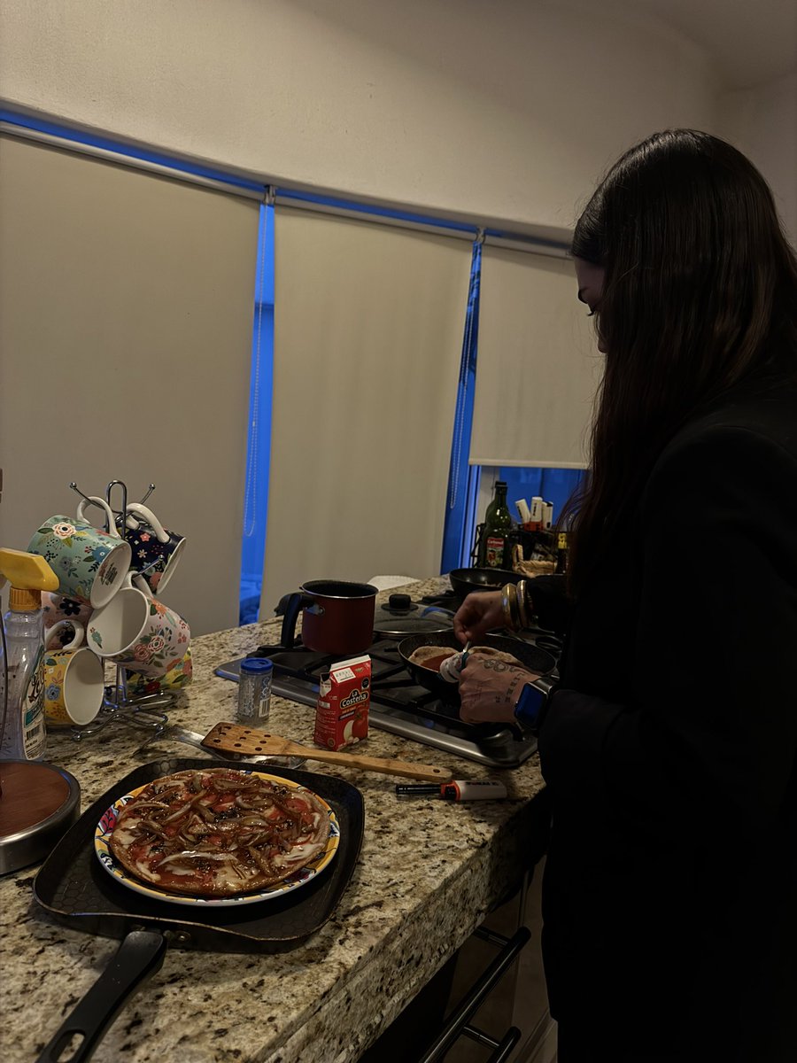 __lares's tweet photo. creyendo todavía en el amor porque wtf que estoy haciendo pizzas con mi ex https://t.co/0SpVFlSX3U