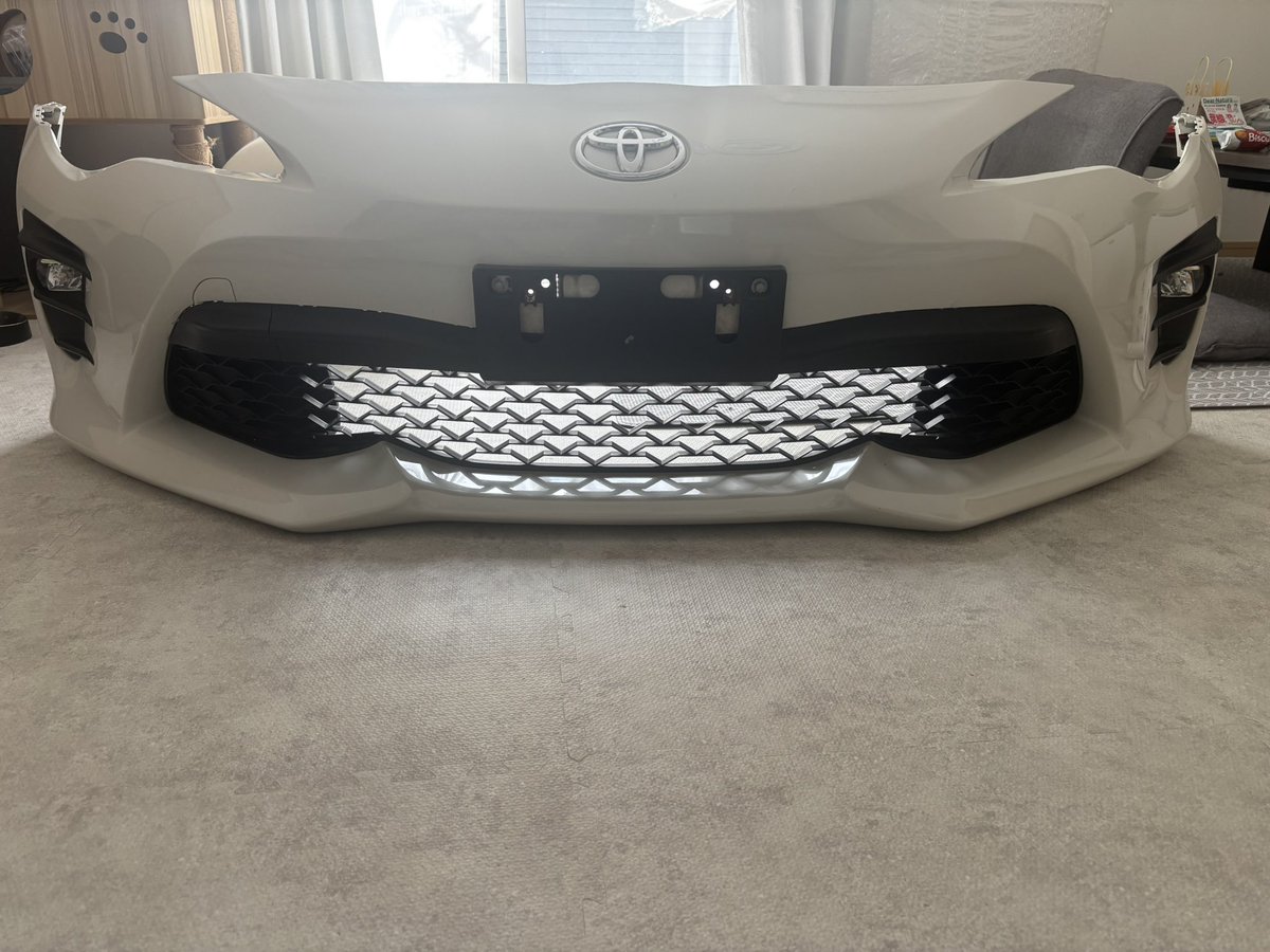 zn6_20's tweet photo. zn6　86後期の白バンパーを前期の白バンパーに交換してくれる方いませんか？？　
必要であれば後期用のバンパーサポートも付けます。
室内保管でしたが多少の傷あります
大分県周辺で取りに来れる方で！
後期バンパー高いのでお得かと思います🙆
※別色、破損、リップ付等は別途相談
#zn6
#86 https://t.co/k30qflf3GN