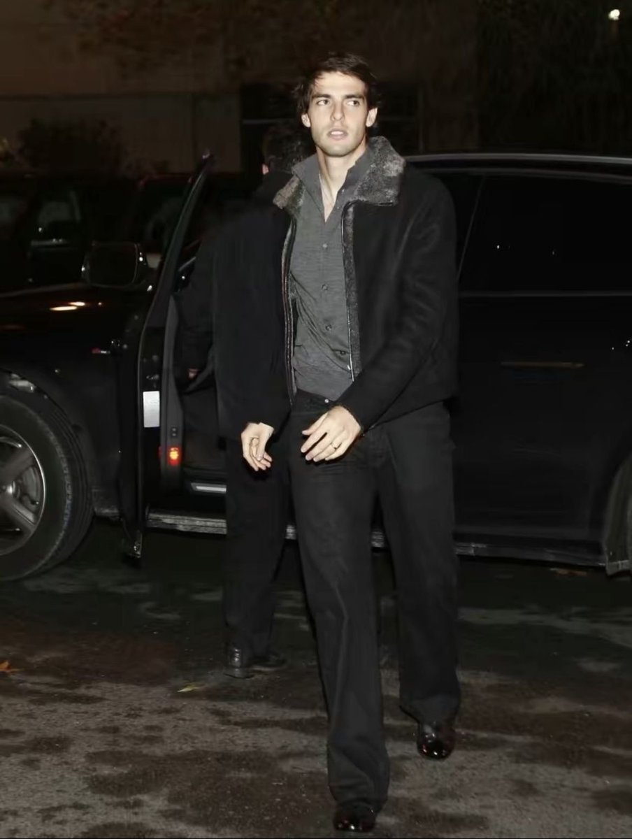 acervokaka's tweet photo. Ricardo Kaká in business casual 

Ricardo Kaká vestido em elegante informal https://t.co/gdsCWcemNa